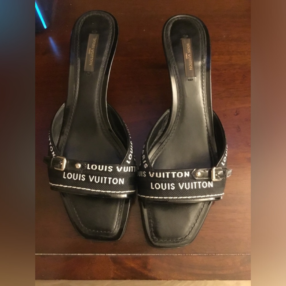 Stunning LOUIS VUITTON Monochrome Canvas Slip -on Slides SZ 38